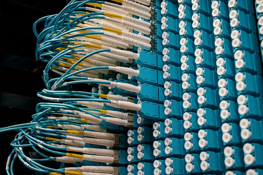 Cabos de fibra óptica conectados em patch panel de datacenter para link dedicado
