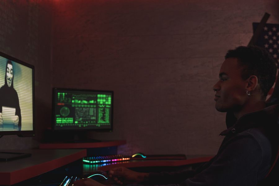 Profissional de cibersegurança monitorando sistemas e firewalls corporativos