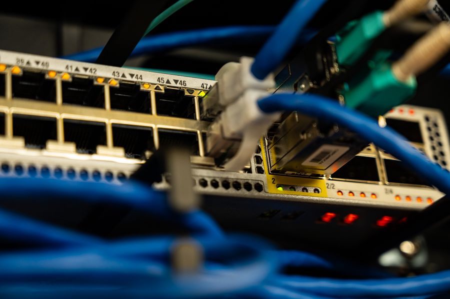 Cabos ethernet plugados em switch de rede MikroTik